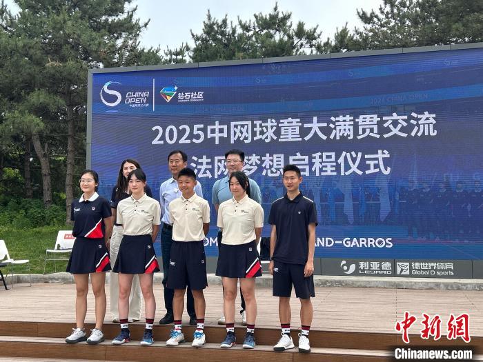 中国球童亮相2025法网 服务德约科维奇等球星