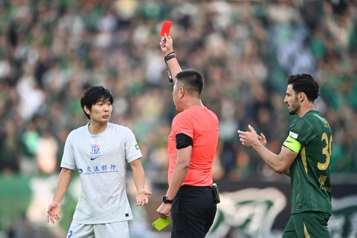 中超申花vs浙江裁判争议引热议 杨皓宇红牌引质