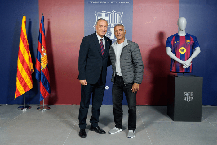 巴萨名宿罗马里奥现身看台见证历史对决与主席