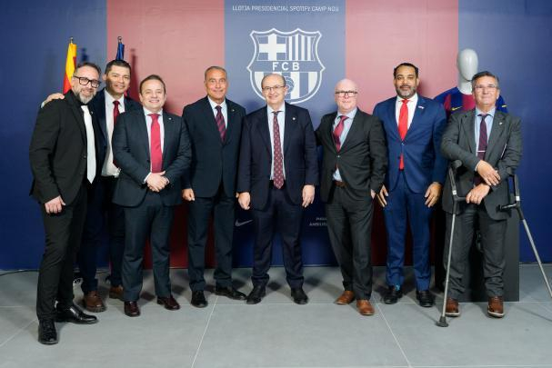 巴萨名宿罗马里奥现身看台见证历史对决与主席