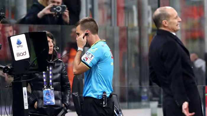 VAR判罚引争议 阿莱格里怒斥裁判标准混乱