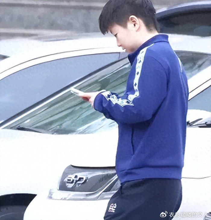 孙颖莎训练后专注手机打字 澳门世界杯备战进入