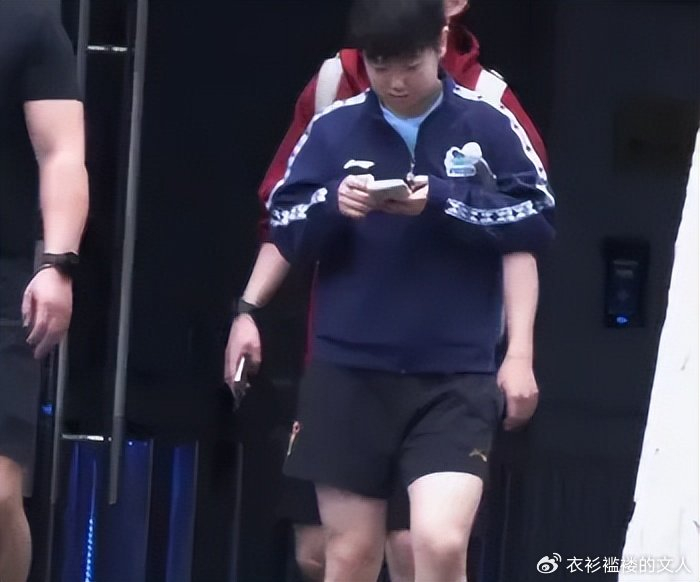 孙颖莎训练后专注手机打字 澳门世界杯备战进入
