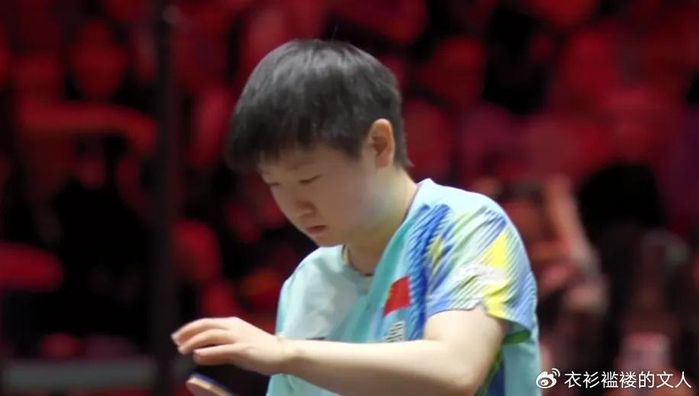 孙颖莎训练后专注手机打字 澳门世界杯备战进入