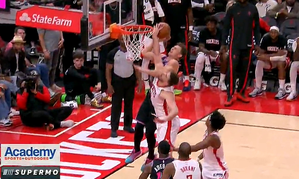 火箭球员肘击申京遭判罚 裁判回看未升级恶意犯