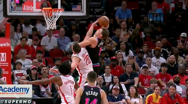 火箭球员肘击申京遭判罚 裁判回看未升级恶意犯