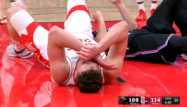 火箭球员肘击申京遭判罚 裁判回看未升级恶意犯