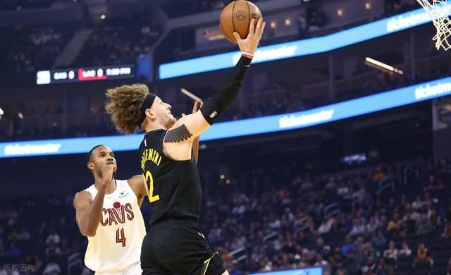 斯潘塞爆发助骑士半场领先 勇士团队作战难破僵