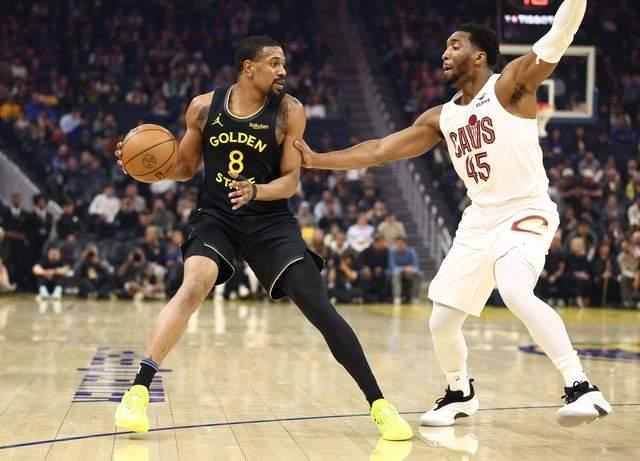 斯潘塞爆发助骑士半场领先 勇士团队作战难破僵