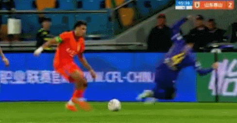 中超第7轮杨帆飞铲克雷桑遭黄牌警告引争议