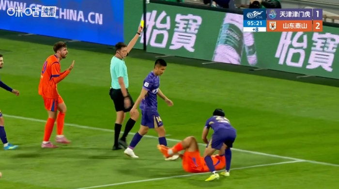 中超第7轮杨帆飞铲克雷桑遭黄牌警告引争议