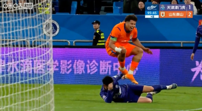 中超第7轮杨帆飞铲克雷桑遭黄牌警告引争议