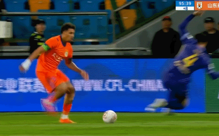 中超第7轮杨帆飞铲克雷桑遭黄牌警告引争议